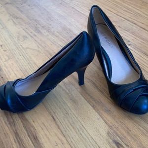 Report size 6.5 heels. Approx. 3 inch heels.